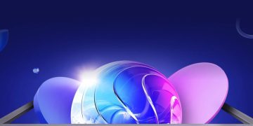 کره‌ای شفاف با رنگ‌های آبی و بنفش که روی نمایشگر یک دستگاه قرار دارد و نور سفید از پشت آن تابیده می‌شود