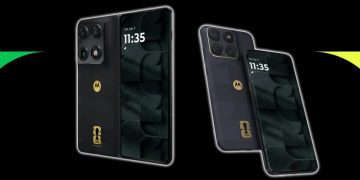 دو گوشی تاشوی Motorola Razr در نسخه ویژه FIFA؛ یکی در حالت باز و دیگری نیمه‌باز، با بدنه مشکی مات و لوگوی طلایی Motorola و FIFA روی قاب پشتی. ماژول دوربین مربعی با چهار لنز در گوشه بالا دیده می‌شود و نمایشگر داخلی ساعت 11:35 را نشان می‌دهد