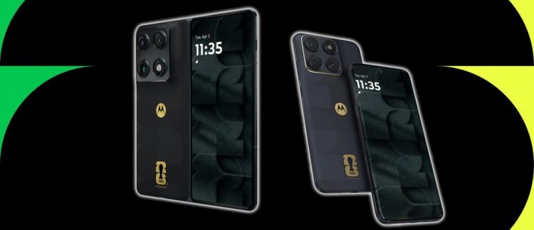 دو گوشی تاشوی Motorola Razr در نسخه ویژه FIFA؛ یکی در حالت باز و دیگری نیمهباز، با بدنه مشکی مات و لوگوی طلایی Motorola و FIFA روی قاب پشتی. ماژول دوربین مربعی با چهار لنز در گوشه بالا دیده میشود و نمایشگر داخلی ساعت 11:35 را نشان میدهد