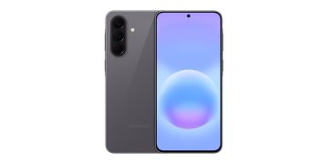 نمای کامل از گوشی Samsung Galaxy در رنگ خاکستری تیره، شامل پشت دستگاه با ماژول دوربین عمودی سه‌گانه و نمای جلو با نمایشگر تخت، حاشیه‌های باریک و حفره دوربین سلفی در مرکز بالا.