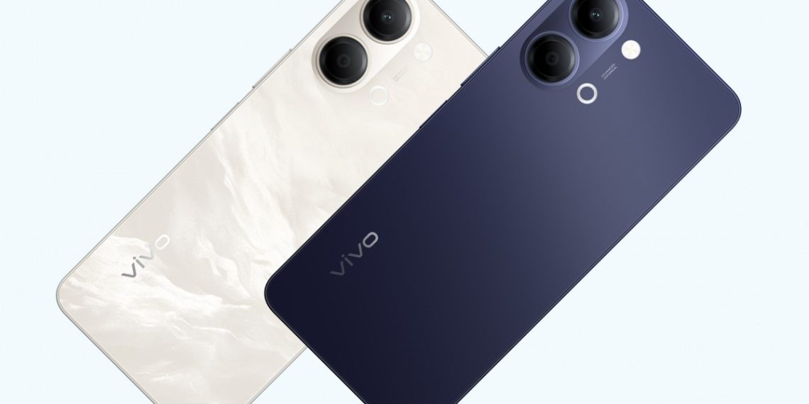 دو گوشی هوشمند ویوو، یکی با قاب سفید طرح مرمر و دیگری با قاب آبی تیره، به‌صورت مورب روی پس‌زمینه آبی روشن قرار دارند. هر دو دارای دو لنز دوربین بزرگ با چیدمان دایره‌ای و فلاش کوچک هستند