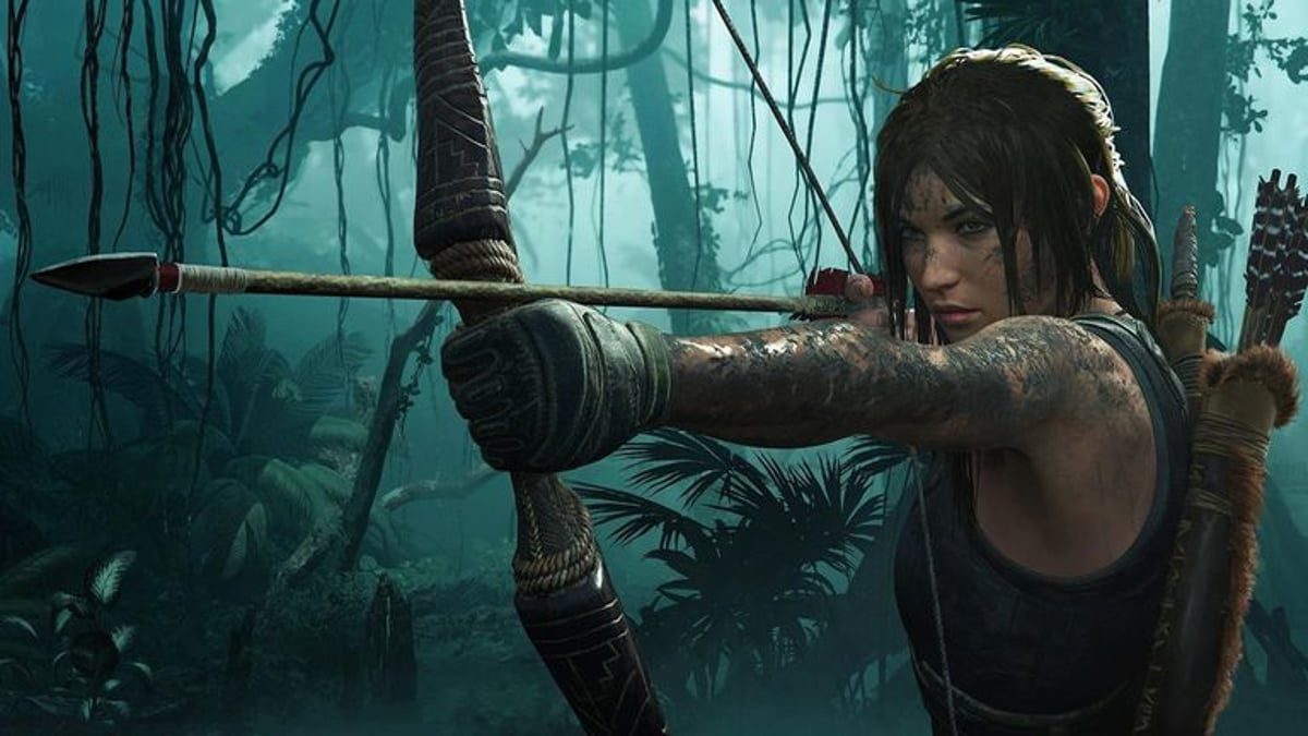 تصویر هنری سینمایی از یک صحنه اکشن بازی Tomb Raider در جنگلی انبوه و مه‌آلود که کاراکتری با کمان و تیر در حالت نشانه‌گیری دیده می‌شود؛ نورپردازی سرد، جزئیات محیط طبیعی و فضای ماجراجویانه تصویر، حس بقا و اکتشاف را در یک بازی ویدیویی سبک اکشن‑ماجرایی القا می‌کند.