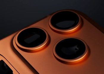 نمای نزدیک (Close-up) از ماژول دوربین سه‌گانه آیفون ۱۷ پرو با رنگ جدید نارنجی؛ نمایش جزئیات لنزها و بافت مات بدنه برنزی در رندرهای فاش شده ۲۰۲۵