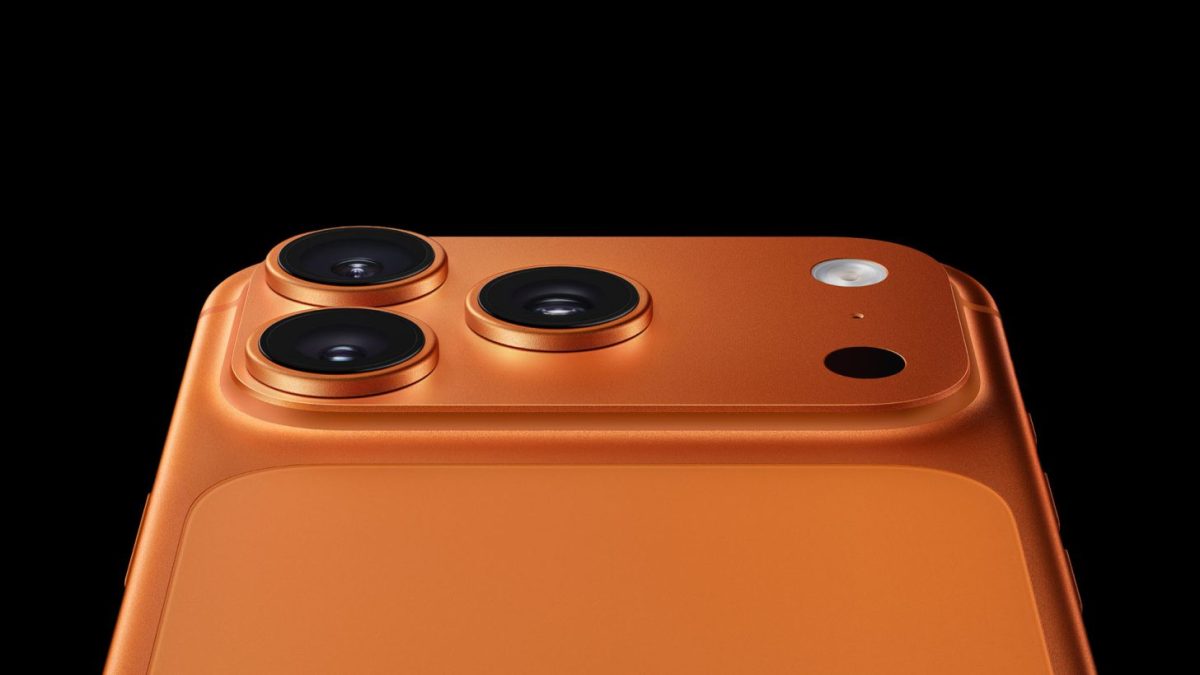 نمای نزدیک از طراحی ماژول دوربین پشت آیفون سری پرو (نسل مفهومی) با سه لنز بزرگ برجسته، یک فلش دایره‌ای و یک حسگر کوچک دیگر؛ ماژول روی بدنه نارنجی/برنزی قرار دارد و تصویر با پس‌زمینه مشکی ثبت شده است.
