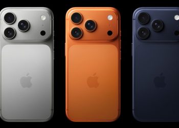 «نمای پشت سه گوشی آیفون در رنگ‌های نقره‌ای، نارنجی و سرمه‌ای با چیدمان دوربین‌های چندگانه در پس‌زمینه مشکی.»