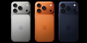 «نمای پشت سه گوشی آیفون در رنگ‌های نقره‌ای، نارنجی و سرمه‌ای با چیدمان دوربین‌های چندگانه در پس‌زمینه مشکی.»