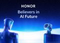 تصویر مفهومی برند HONOR با دو ربات هوشمند در مقابل افق زمین و شعار “Believers in AI Future”؛ نمایش چشم‌انداز آینده هوش مصنوعی و نوآوری‌های AI محور