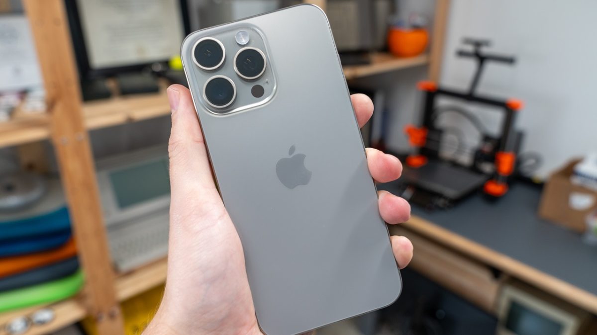 آیفون 15 پرو به پردازنده A17 Pro با معماری 3 نانومتری مجهز شده که از نظر قدرت CPU و GPU جهشی بزرگ نسبت به نسل‌های قبل دارد.