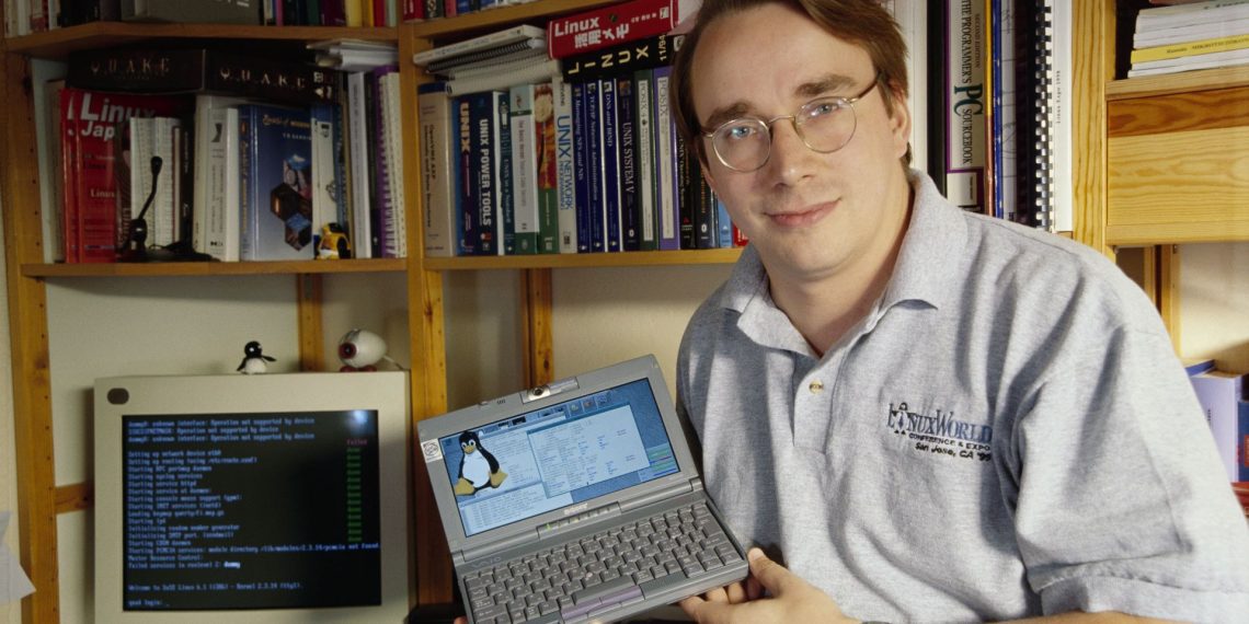 تلفیق لوگوی لینوکس و سخت‌افزار مدرن