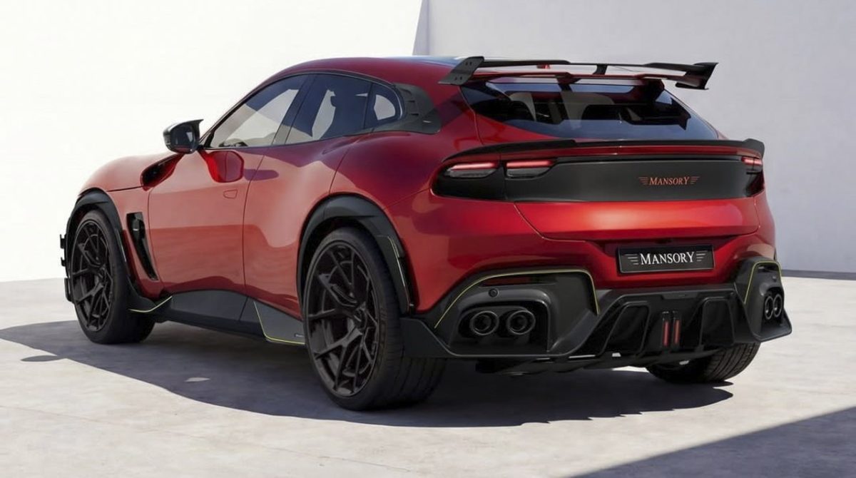 نمای سه‌رخ عقب پوروسانگوئه فراری منصوری با بال سقفی بزرگ و دیفیوزر اسپرت