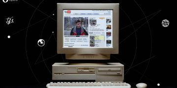 نمایی از یک کامپیوتر رومیزی قدیمی CRT که رابط کاربری اولیه وب را نمایش می‌دهد، شامل طراحی کلاسیک وب‌سایت YouTube در سال‌های ابتدایی فعالیت. مانیتور، کیس و صفحه‌کلید با سبک سخت‌افزار اواخر دهه ۹۰ و اوایل ۲۰۰۰ میلادی هماهنگ هستند. تصویر بخشی از پروژه Opera Web Rewind برای نمایش سیر تکامل تجربه وب است.