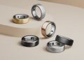 نمای استودیویی از چند مدل Oura Ring 4 در رنگ‌های مشکی، نقره‌ای، طلایی و برنزی روی سطح پله‌ای؛ تمرکز بر طراحی لوکس، سنسورهای داخلی و کاربرد حلقه هوشمند در پایش خواب و سلامت