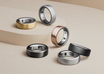 نمای استودیویی از چند مدل Oura Ring 4 در رنگ‌های مشکی، نقره‌ای، طلایی و برنزی روی سطح پله‌ای؛ تمرکز بر طراحی لوکس، سنسورهای داخلی و کاربرد حلقه هوشمند در پایش خواب و سلامت