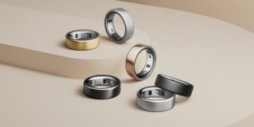 نمای استودیویی از چند مدل Oura Ring 4 در رنگ‌های مشکی، نقره‌ای، طلایی و برنزی روی سطح پله‌ای؛ تمرکز بر طراحی لوکس، سنسورهای داخلی و کاربرد حلقه هوشمند در پایش خواب و سلامت