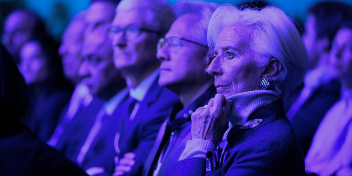 حاضران تیم کوک، جنسن هواهنگ و غیره در یک رویداد رسمی یا کنفرانس با نورپردازی آبی و بنفش، نشسته در ردیف‌های سالن و در حال گوش دادن به سخنرانی یا ارائه