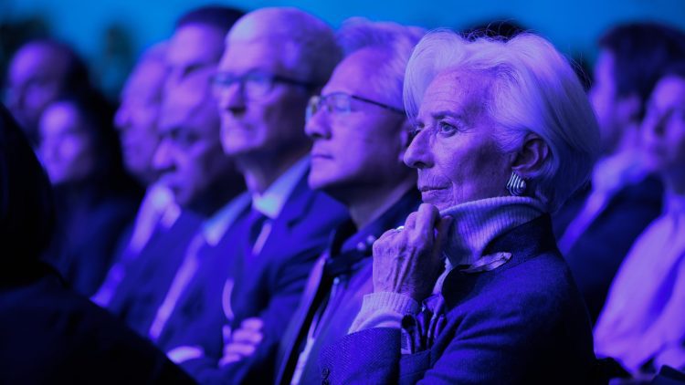 حاضران تیم کوک، جنسن هواهنگ و غیره در یک رویداد رسمی یا کنفرانس با نورپردازی آبی و بنفش، نشسته در ردیفهای سالن و در حال گوش دادن به سخنرانی یا ارائه