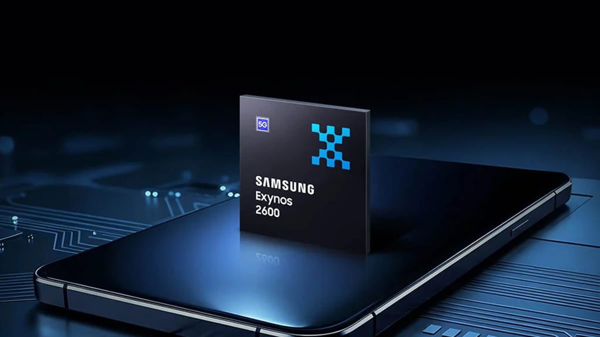 تصویری مفهومی از تراشه Samsung Exynos 2600 که روی بدنه یک گوشی هوشمند قرار گرفته است. تراشه با لوگوی 5G و طرح گرافیکی آبی در پس‌زمینه‌ای از مدارهای سیلیکونی نمایش داده شده است. نورپردازی آبی و بازتاب فلز روی تراشه، بر قدرت پردازشی و فناوری نیمه‌هادی پیشرفته تأکید دارد.