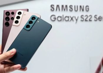 نمایش چند گوشی سامسونگ Galaxy S22 در رنگ‌بندی‌های متنوع، با تمرکز بر طراحی مینیمال بدنه و چیدمان عمودی ماژول دوربین، در فضای معرفی رسمی محصول