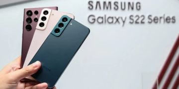 نمایش چند گوشی سامسونگ Galaxy S22 در رنگبندیهای متنوع، با تمرکز بر طراحی مینیمال بدنه و چیدمان عمودی ماژول دوربین، در فضای معرفی رسمی محصول