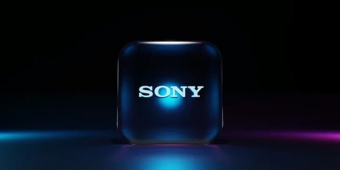 لوگوی درخشان سونی روی یک مکعب شیشه‌ای در محیطی تاریک با نورپردازی آبی.