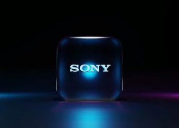 لوگوی درخشان سونی روی یک مکعب شیشه‌ای در محیطی تاریک با نورپردازی آبی.