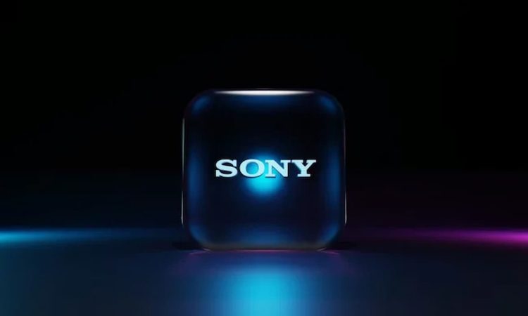 لوگوی درخشان سونی روی یک مکعب شیشهای در محیطی تاریک با نورپردازی آبی.