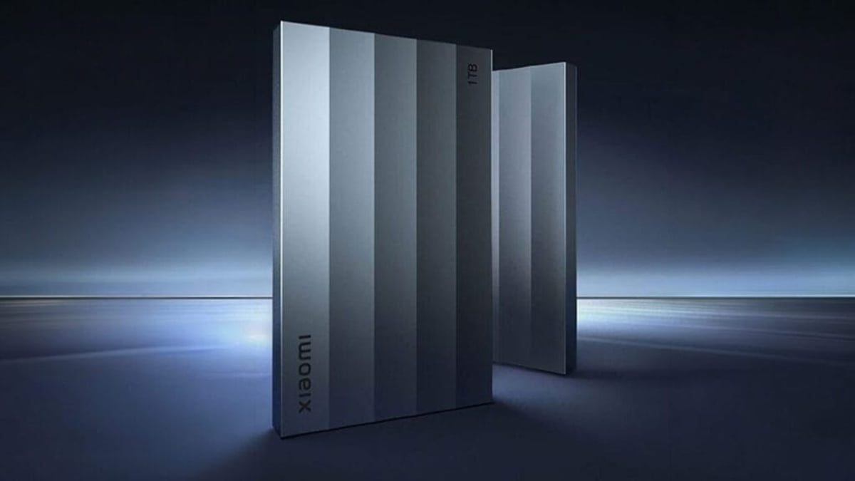 نمای تبلیغاتی از حافظه SSD قابل حمل شیائومی با طراحی فلزی مینیمال و ظرفیت یک ترابایت در پسزمینهای مدرن و تیره