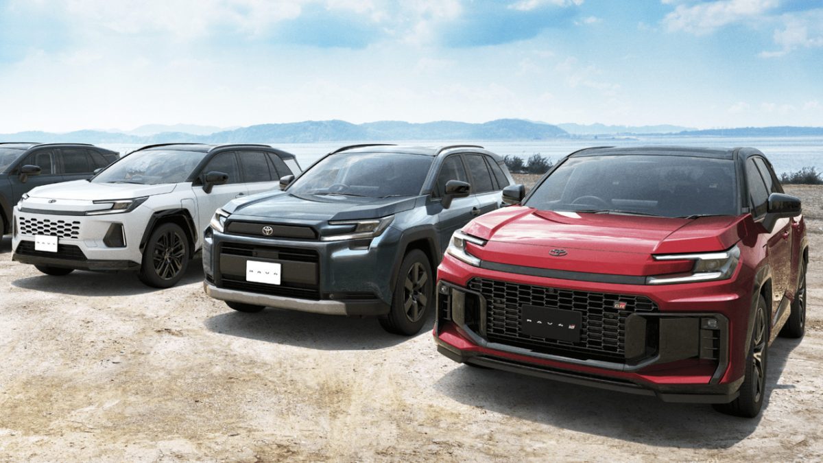 نمای سه نسخه مختلف خودروی RAV4 تویوتا مدل ۲۰۲۶ در کنار دریا با طراحی جلوپنجره و چراغ‌های جدید