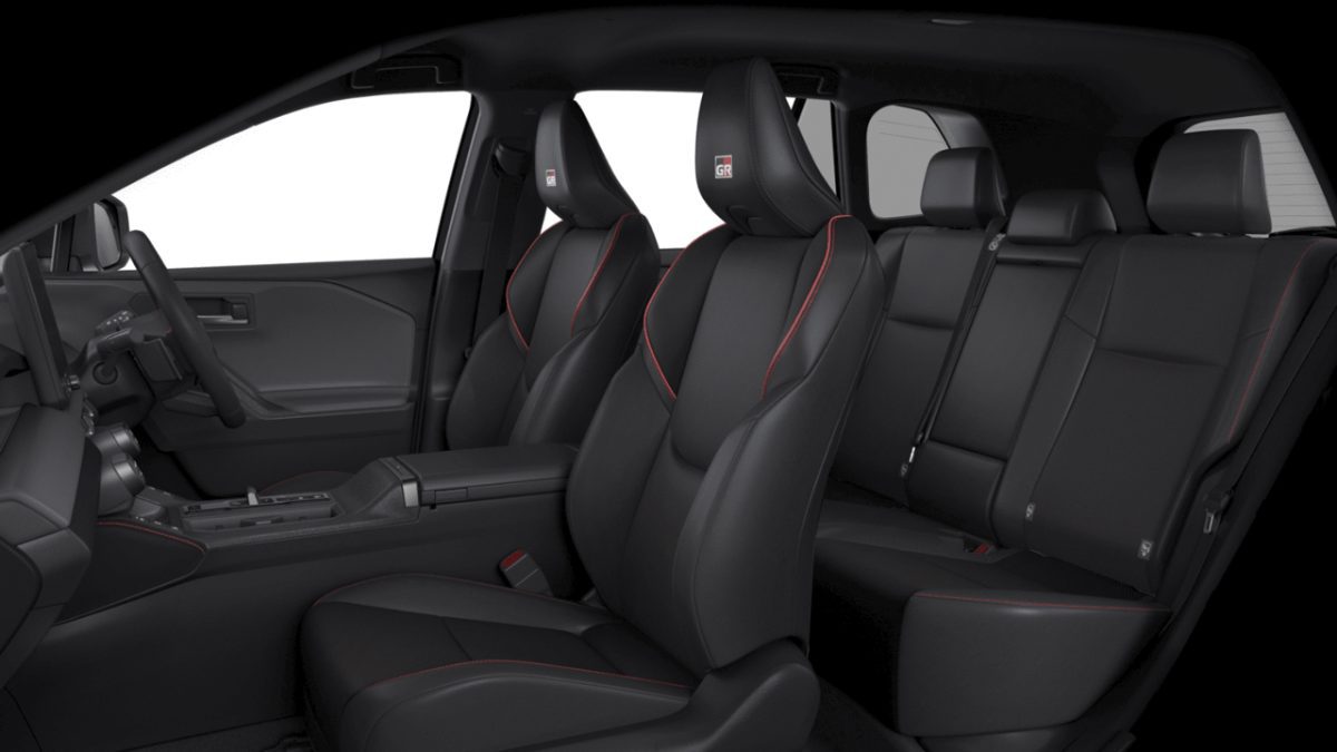 نمای داخلی تویوتا RAV4 GR Sport با صندلی‌های مشکی دوخت قرمز و نشان GR روی پشت‌سری‌ها