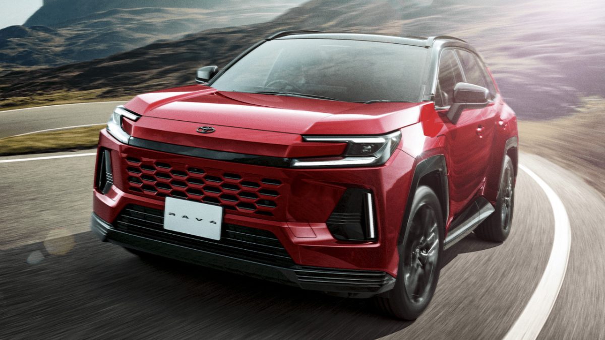 نمای حرکتی تویوتا RAV4 قرمز در جاده کوهستانی با طراحی اسپرت جلو و جلوپنجره بزرگ