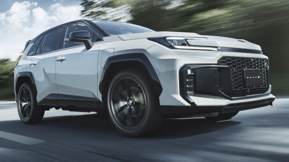 نمای زاویه پایین از جلوی تویوتا RAV4 مدل ۲۰۲۶ با جلوپنجره شش‌ضلعی و رینگ‌های بزرگ