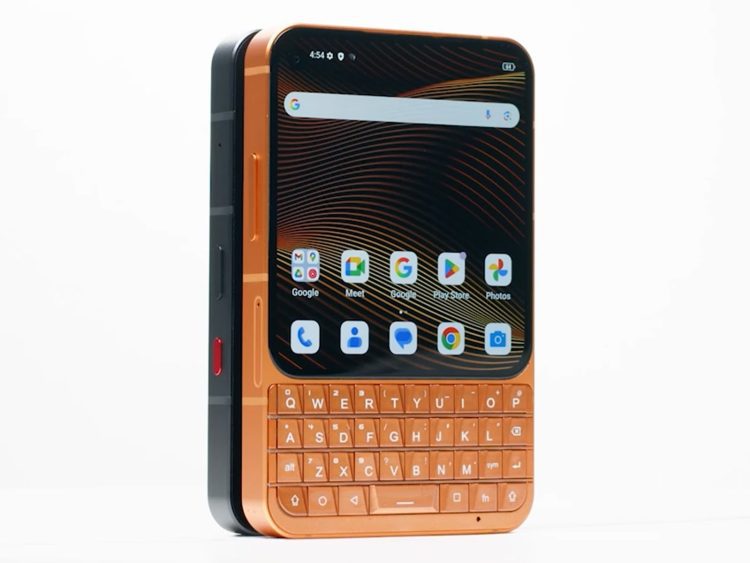 تصویر تبلیغاتی از گوشی Unihertz Titan 2 Elite در نمای سه‌ربع، با بدنه دو رنگ مشکی و نارنجی. کیبورد فیزیکی QWERTY هم‌رنگ بدنه نارنجی طراحی شده و کلیدهای کناری قابل‌مشاهده هستند. این تصویر بر تنوع رنگ، طراحی مقاوم و تمرکز دستگاه بر کاربری حرفه‌ای و تایپ دقیق تأکید دارد.