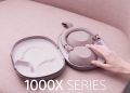 هدفون Sony WH‑1000XM6 Sand Pink داخل کیس محافظ باز، با نمایش نحوه قرارگیری ایرکاپ‌ها و هدبند در فضای داخلی کیس؛ عبارت 1000X SERIES در پایین تصویر دیده می‌شود و تمرکز بر قابلیت حمل و طراحی پریمیوم است.
