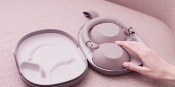 هدفون Sony WH‑1000XM6 Sand Pink داخل کیس محافظ باز، با نمایش نحوه قرارگیری ایرکاپ‌ها و هدبند در فضای داخلی کیس؛ عبارت 1000X SERIES در پایین تصویر دیده می‌شود و تمرکز بر قابلیت حمل و طراحی پریمیوم است.