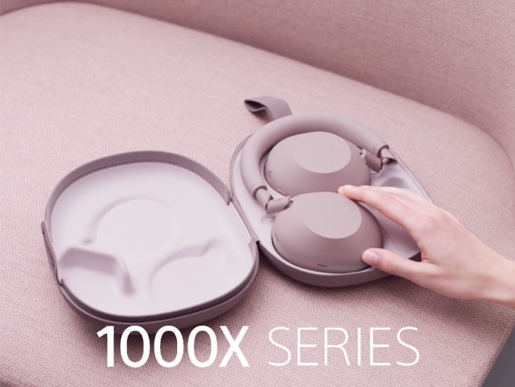 هدفون Sony WH‑1000XM6 Sand Pink داخل کیس محافظ باز، با نمایش نحوه قرارگیری ایرکاپها و هدبند در فضای داخلی کیس؛ عبارت 1000X SERIES در پایین تصویر دیده میشود و تمرکز بر قابلیت حمل و طراحی پریمیوم است.