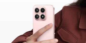 نمای نزدیک از گوشی هوشمند Xiaomi 17 در رنگ صورتی ملایم، با طراحی تخت و ماژول دوربین مربعی شامل چهار لنز با برند Leica؛ گوشی در دست قرار دارد و پس‌زمینه سفید مینیمال، تمرکز کامل را روی طراحی بدنه و دوربین‌ها حفظ می‌کند.