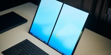 لپ‌تاپ ایسوس Zenbook Duo با دو صفحه نمایش روی هم در حالت ایستاده.