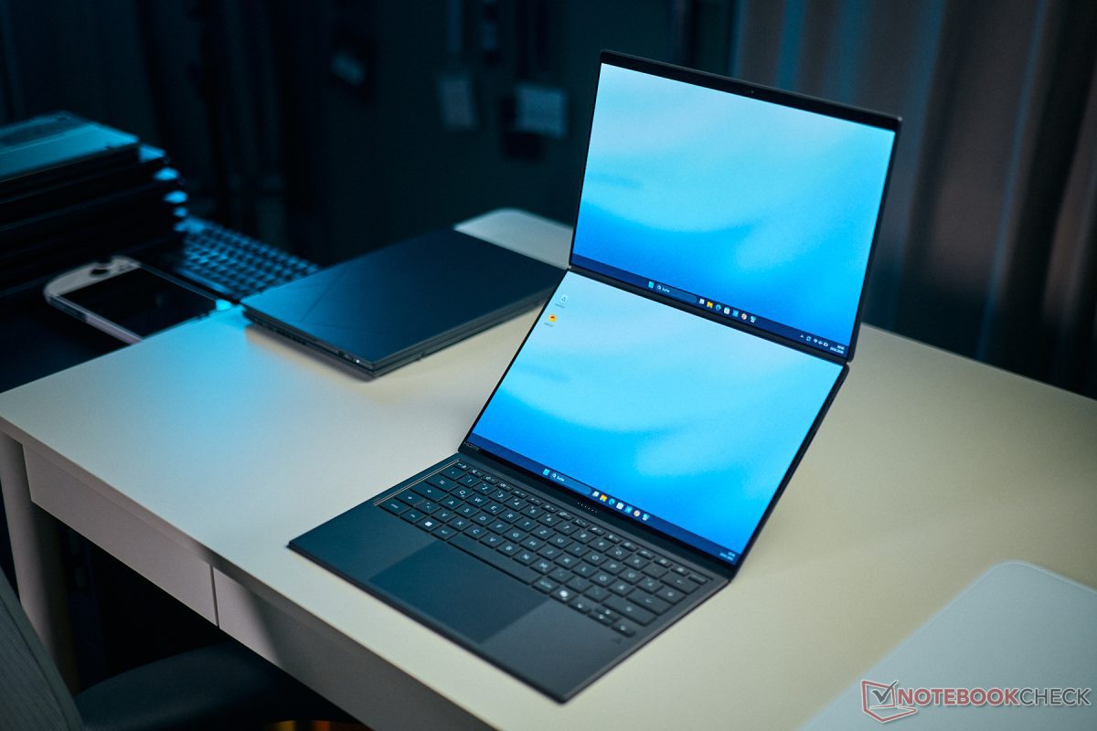 لپ‌تاپ Zenbook Duo با دو نمایشگر عمودی در کنار هم و کیبورد جداگانه.