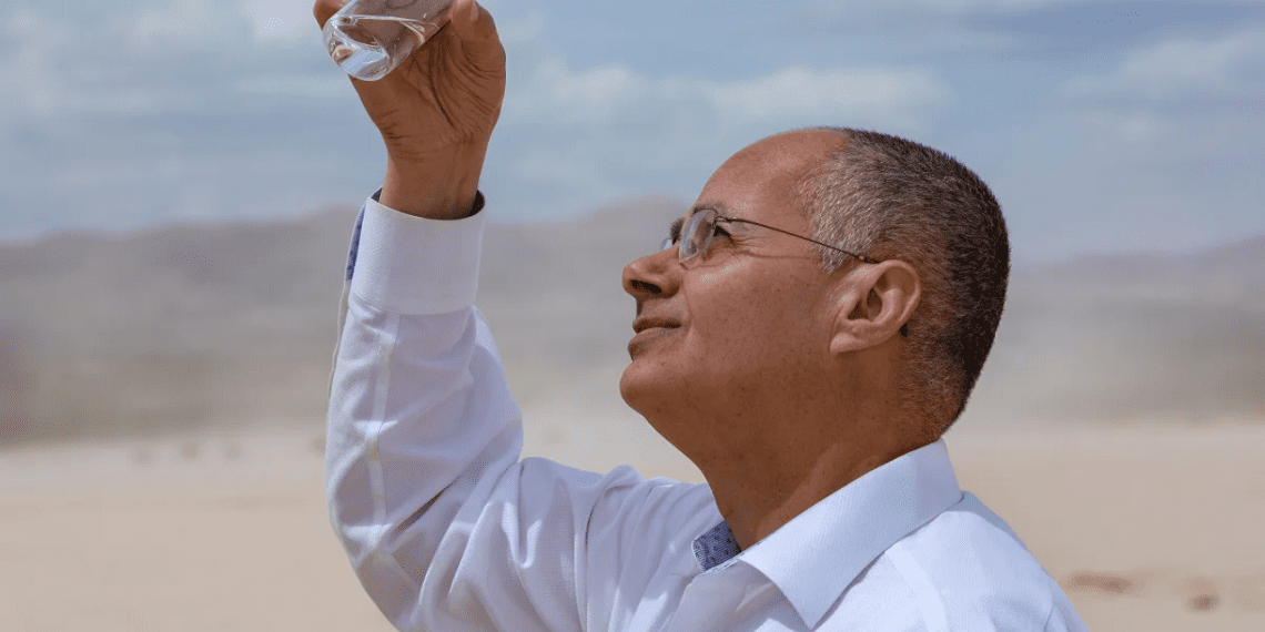 برنده جایزه نوبل دستگاهی ساخت که در اوج خشکسالی آب پاک تولید می کند