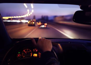 آیا رانندگی با دور موتور پایین واقعاً عمر خودرو را افزایش می‌دهد؟