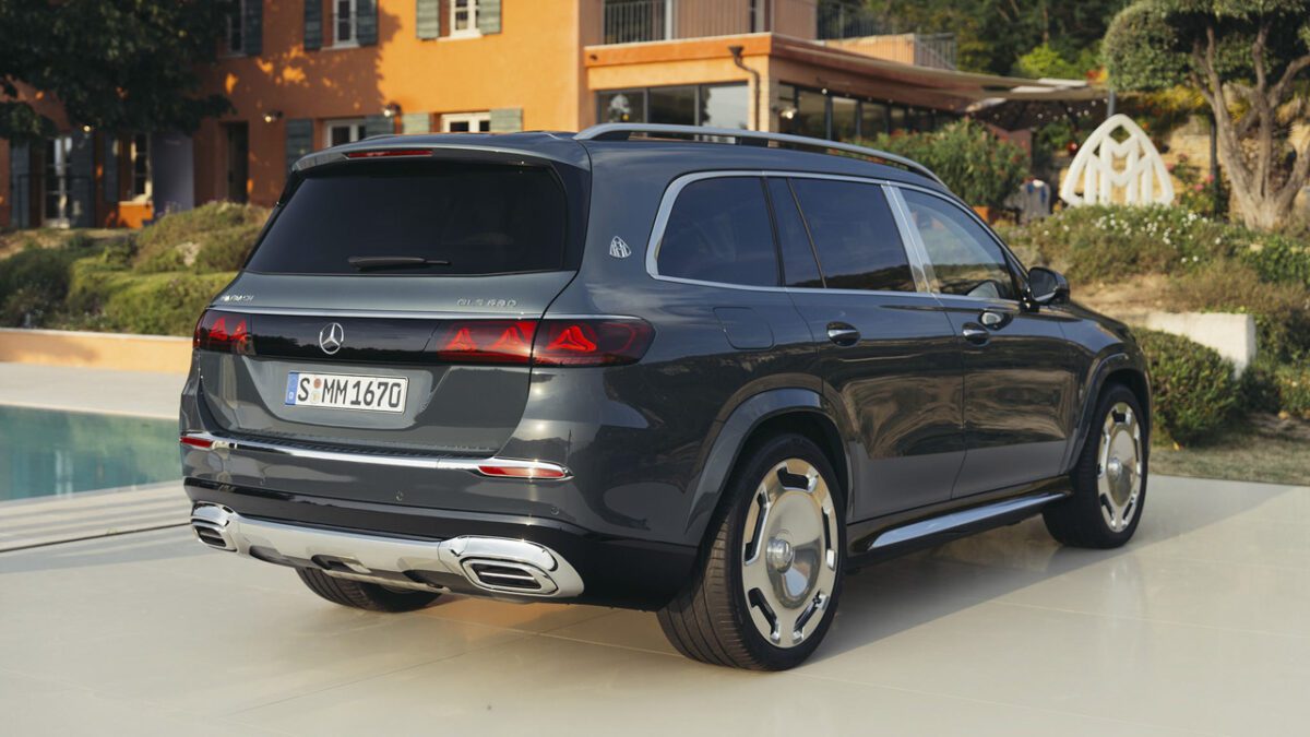 نمای از عقب شاسیبلند مرسدس-میباخ GLS680 جدید