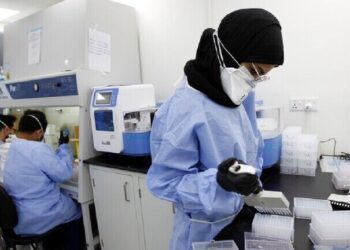 ساخت چسب های هموستاتیک آزمایشگاه برای جلوگیری از خونریزی داخلی