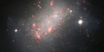 تلسکوپ هابل عکسی از NGC-1156منتشر کرد