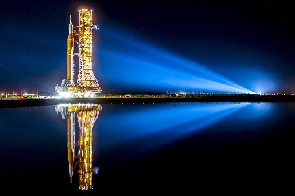 انعکاس سیستم پپرتاب فضایی موشک ناسا شب قبل از پرتاب موشک