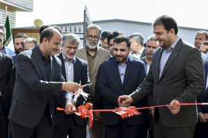 وزیر ارتباطات در حال افتتاح طرح دسترسی مردم به فیبر نوری
