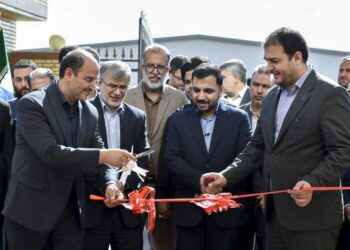 وزیر ارتباطات در حال افتتاح طرح دسترسی مردم به فیبر نوری