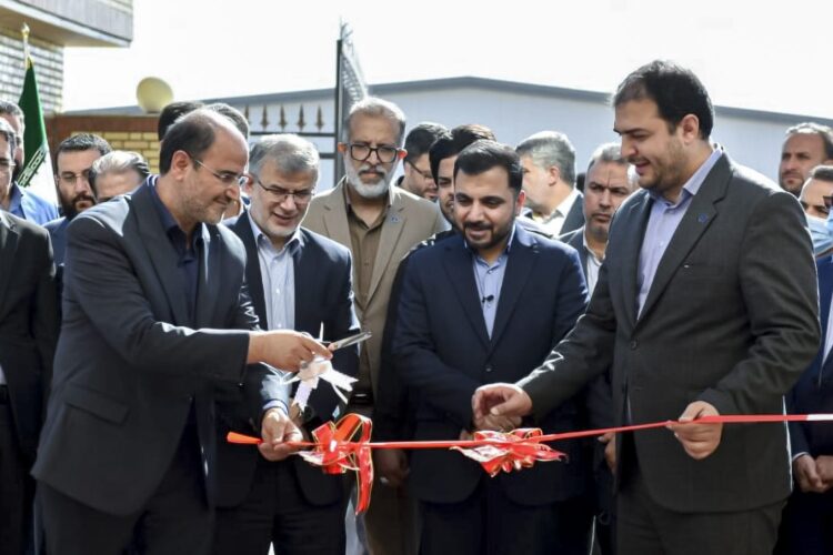 وزیر ارتباطات در حال افتتاح طرح دسترسی مردم به فیبر نوری