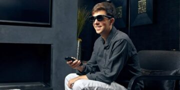 عینک ناشنوایان که گفتار را به متن تبدیل می کند