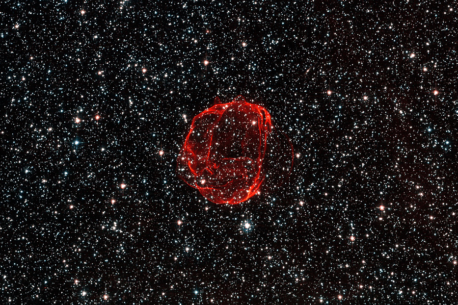 این دسته های ظریف گازی، چیزی را می‌سازند که SNR B0519-69.0 یا به اختصار SNR 0519 نامیده می‌شود. پوسته های نازک و قرمز رنگ در واقع بقایای انفجار ستاره ناپایدار به شکل یک ابرنواختر در حدود 600 سال پیش هستند. این تصویر توسط کلود کورنن به مسابقه پردازش تصویر گنجینه های پنهان هابل ارسال شد و برنده جایزه ششم شد.