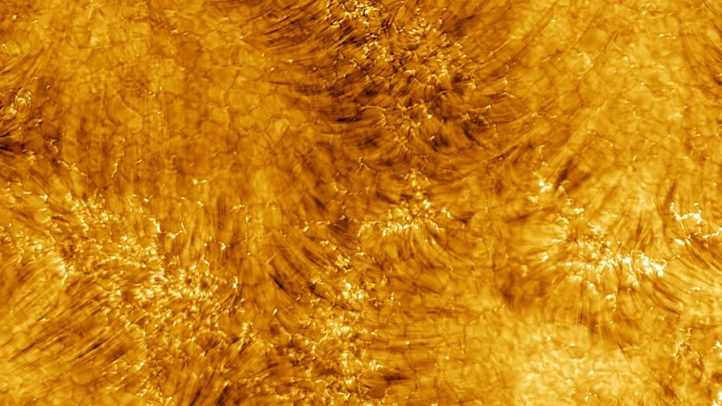 اولین تصاویر کروموسفر - ناحیه جو خورشید در بالای سطح - با تلسکوپ خورشیدی Daniel K. Inouye در 3 ژوئن 2022 گرفته شده است. این تصویر منطقه ای به وسعت 82500 کیلومتر با وضوح 18 کیلومتر را نشان می دهد. این تصویر در 486.13 نانومتر با استفاده از خط هیدروژن بتا از سری Balmer گرفته شده است.